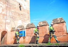 Bomberos en el curso de emergencias en la Alcazaba.