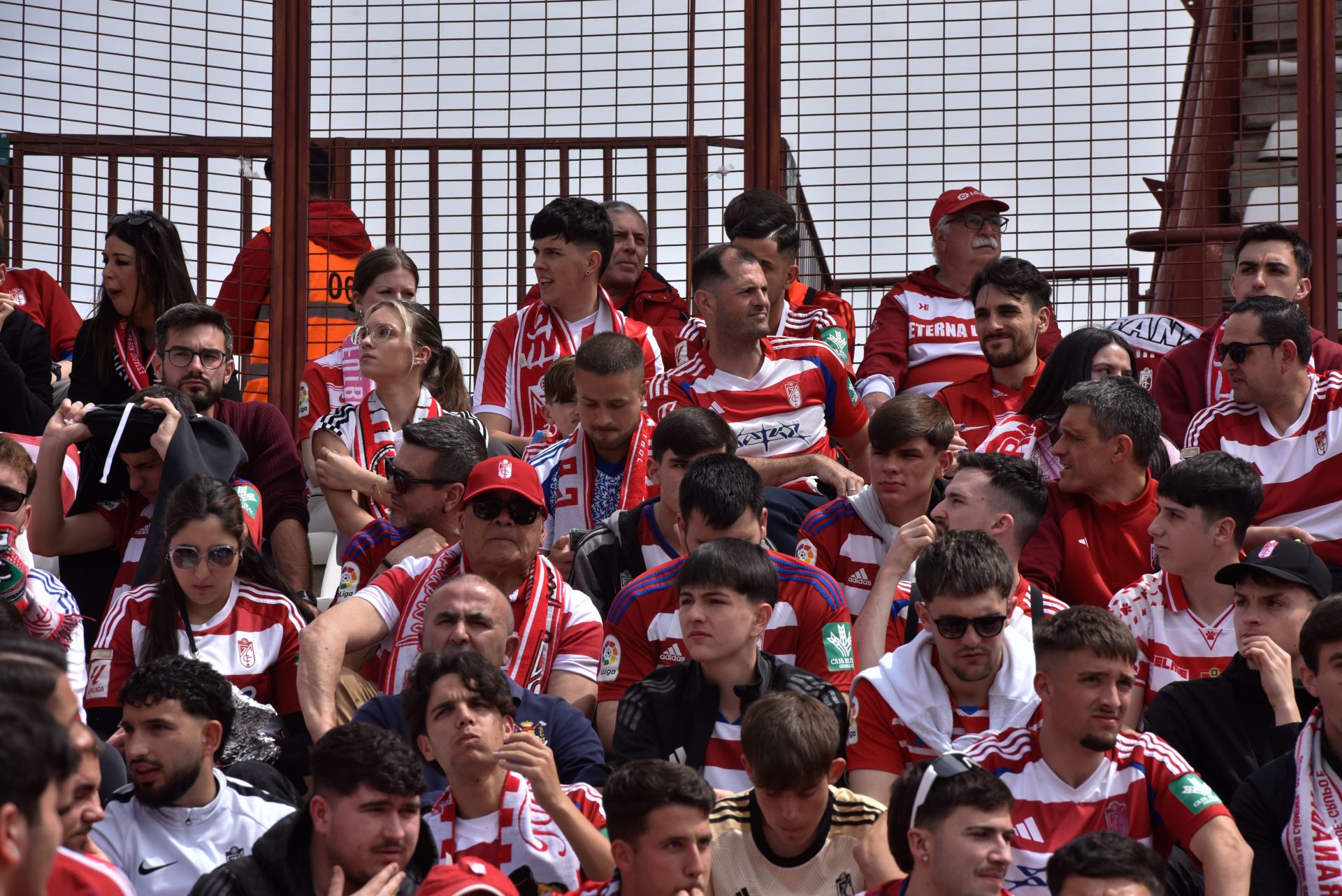 Encuéntrate entre la afición del Granada desplazada a Albacete