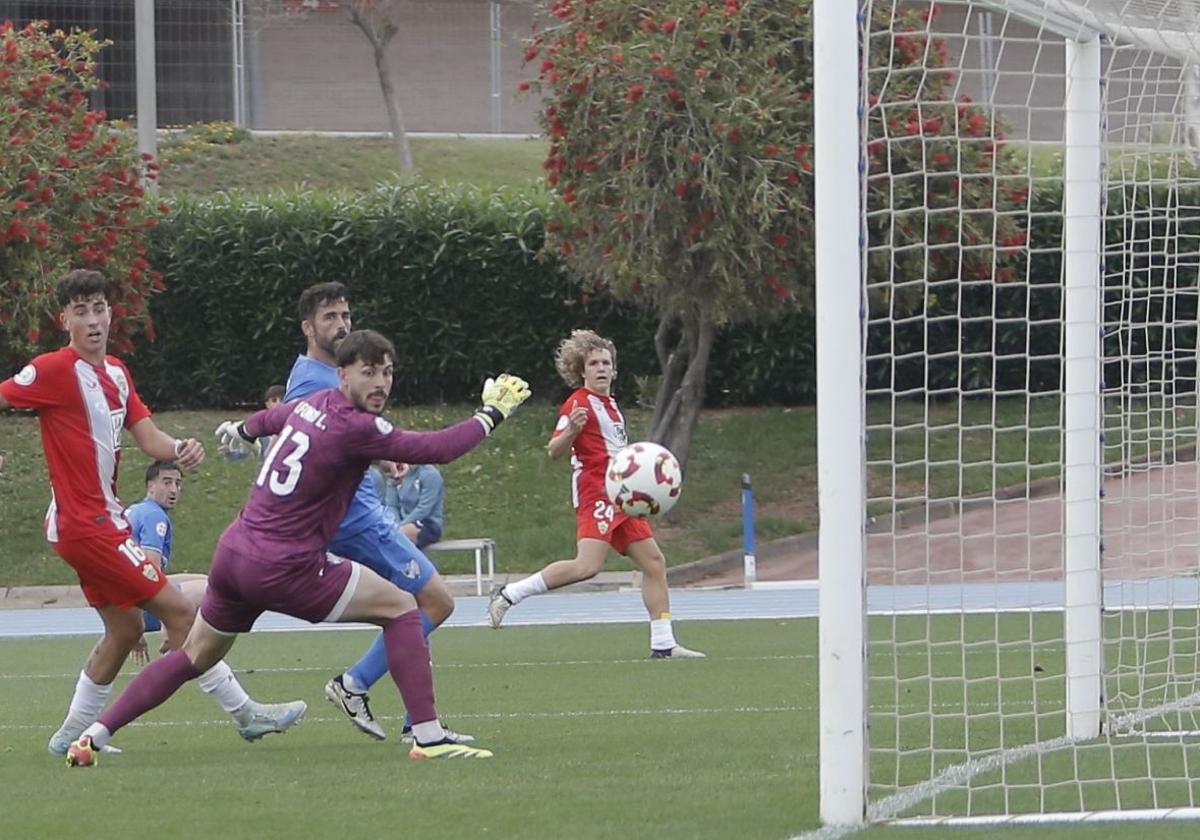 Al Almería B se le pone todo en contra cuando lo tenía a favor