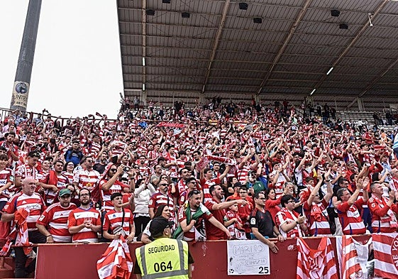 Los aficionados del Granada aclaman a sus futbolistas en el estadio Carlos Belmonte de Albacete.