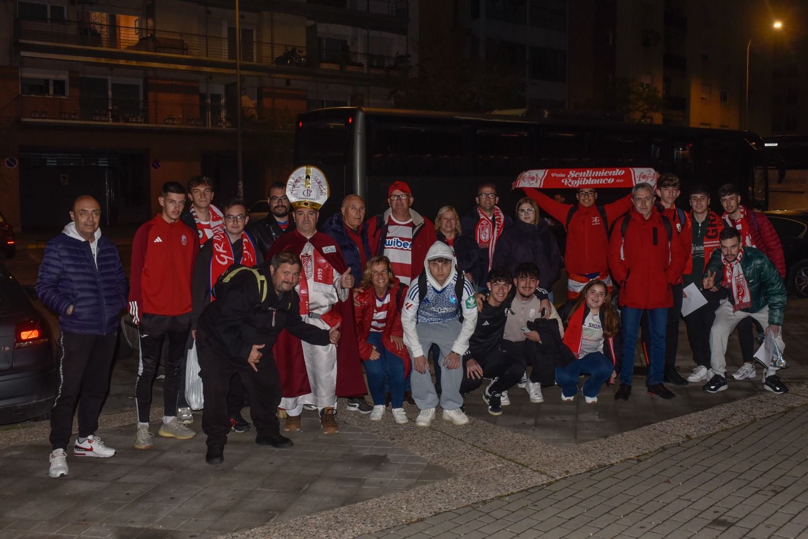 Algunos de los aficionados que madrugaron este Domingo de Ramos.