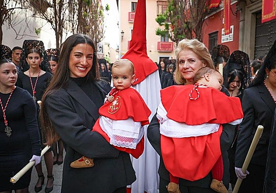 Las pequeñas mellizas Catalina y Mencía son las estrellas del Domingo de Ramos.