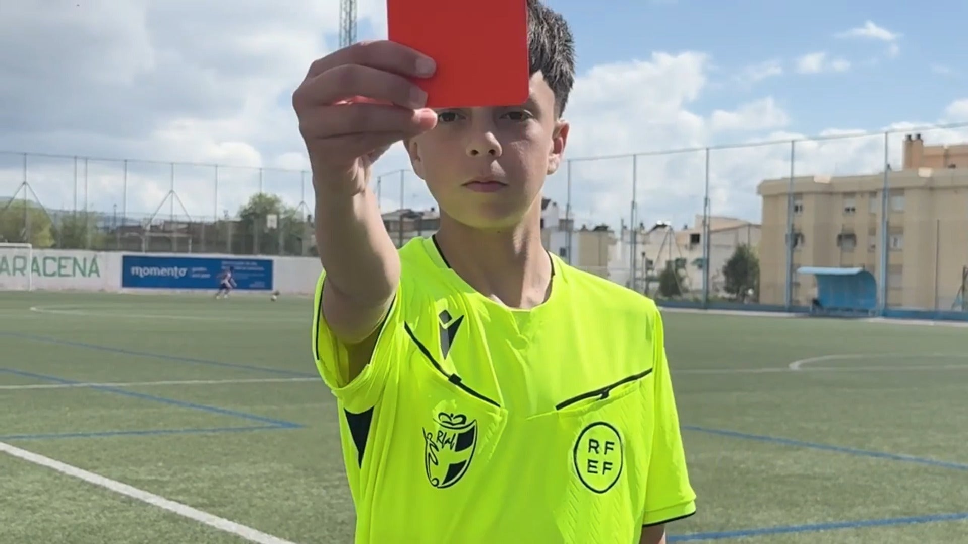 Así reaccionó Aitor, el árbitro más joven de Granada, ante la amenaza de una aficionada