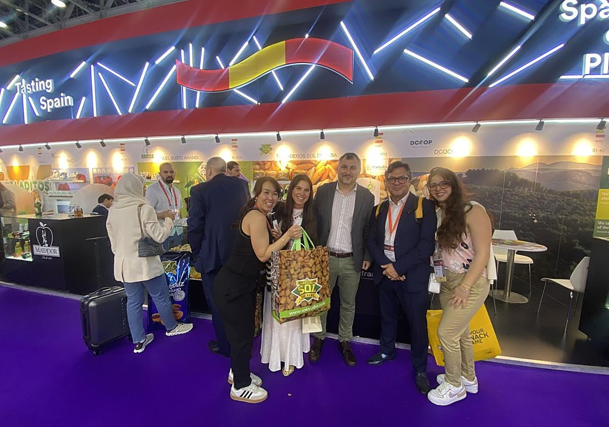 Una de las técnicas de Cámara Granada con miembros de las empresas participantes en una de las últimas misiones comerciales.