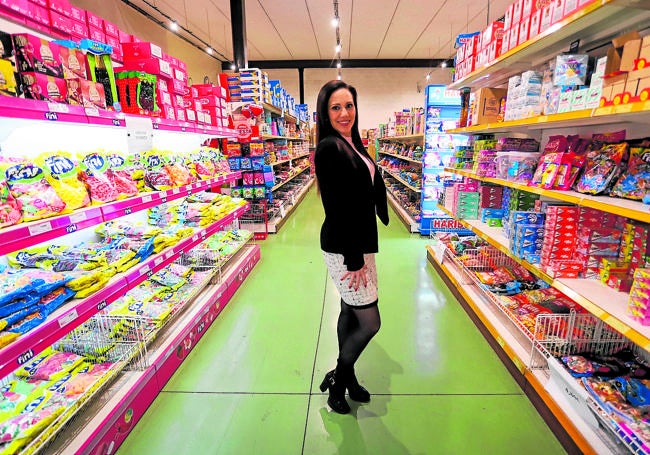 En expansión. Bibiana Morón en su cash de Granada, que distribuye a una amplia clientela.