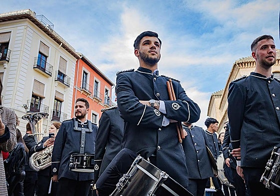 Abraham Fernández, con la banda de los Dolores.