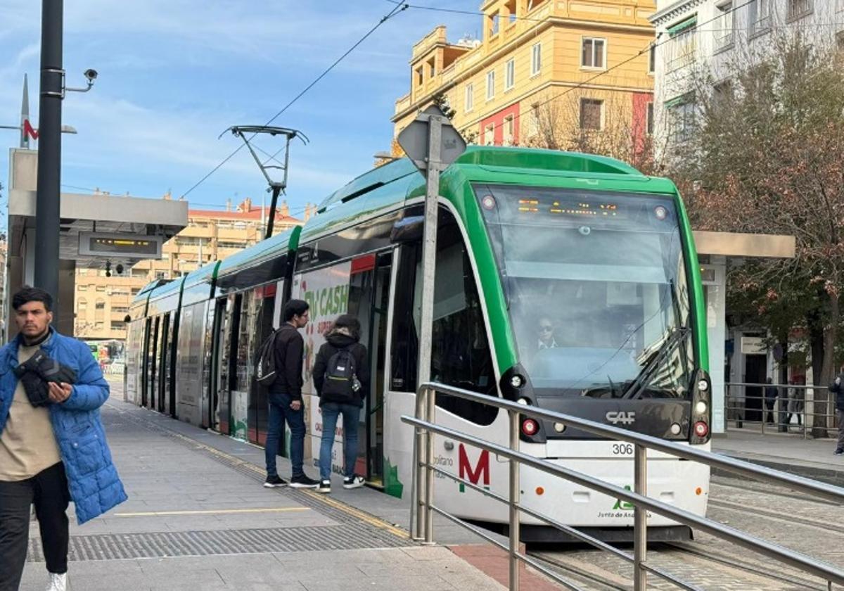 El Gobierno amenaza con retirarle la ayuda del transporte a la Junta