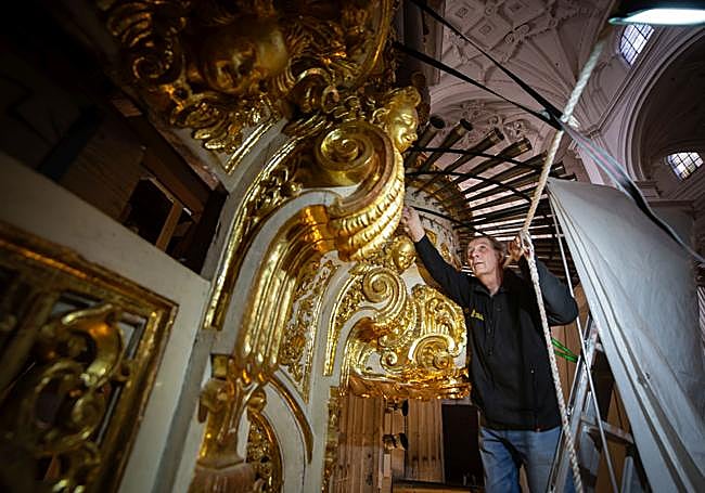 Joaquín, revisando las trompetas de una de las fachadas del órgano.