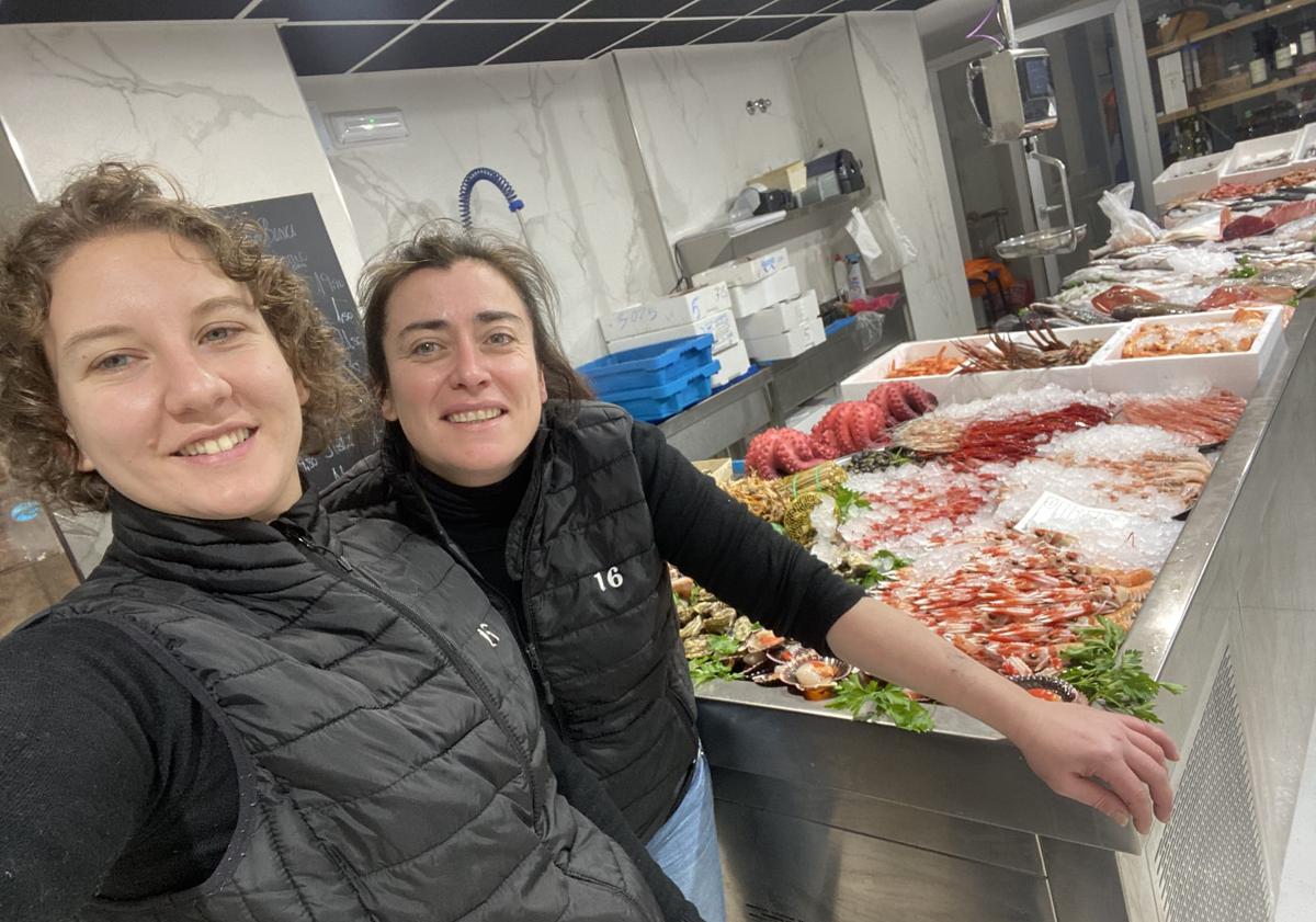 Imagen principal - Entras a una pescadería y detrás hay un restaurante con «el mejor marisco fresco» de Granada