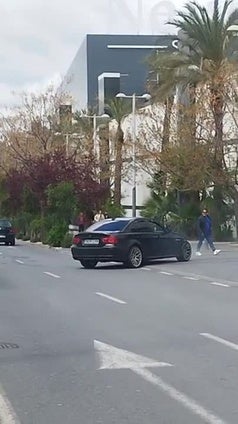 Se da a la fuga tras estampar su coche con una parada de metro en Armilla