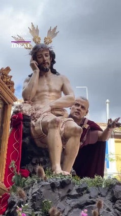La tuna del distrito universitario de Granada canta al cristo de la Meditación