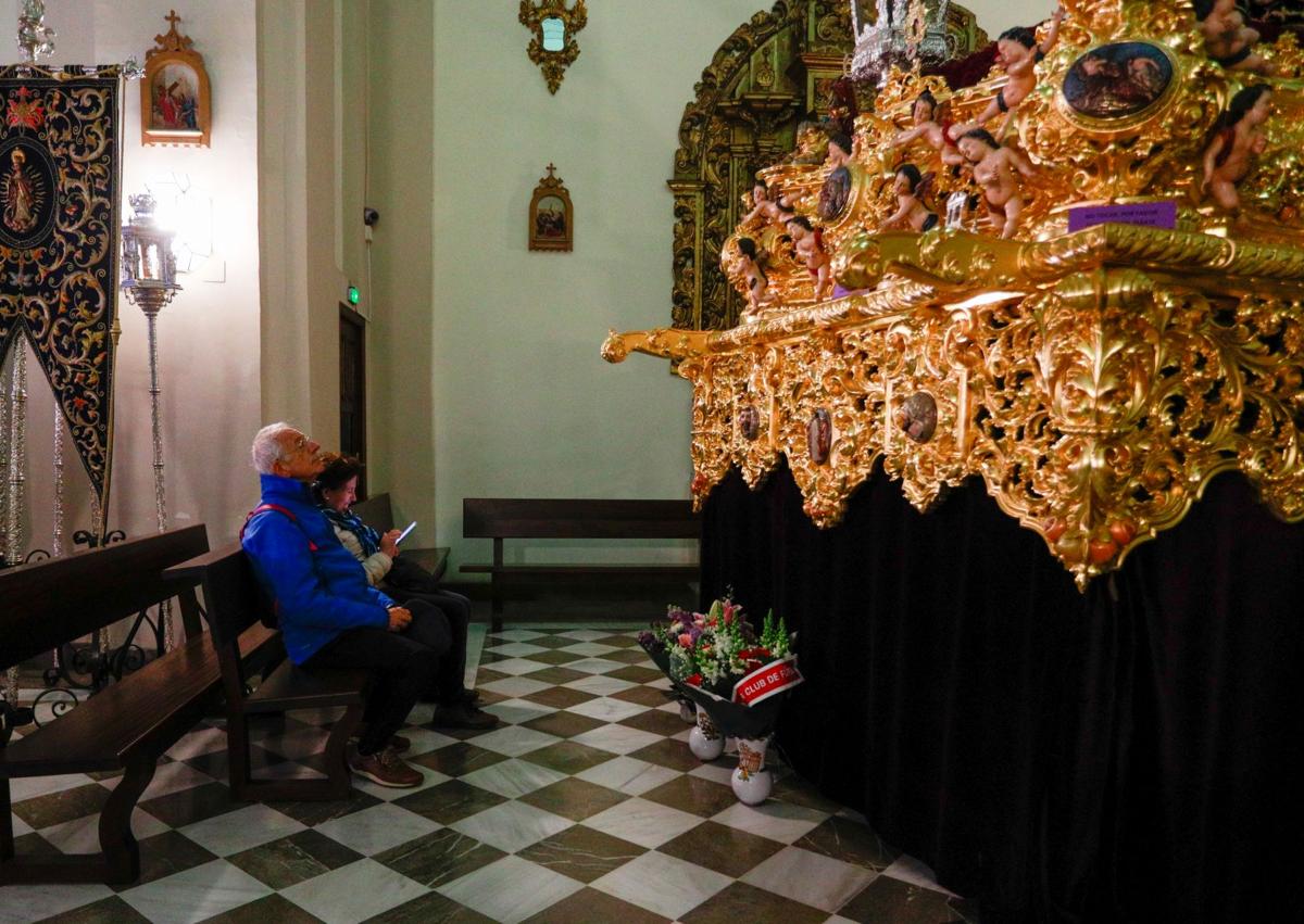Imagen secundaria 1 - El interior del templo carmelita se llena de visitas el Miércoles Santo.