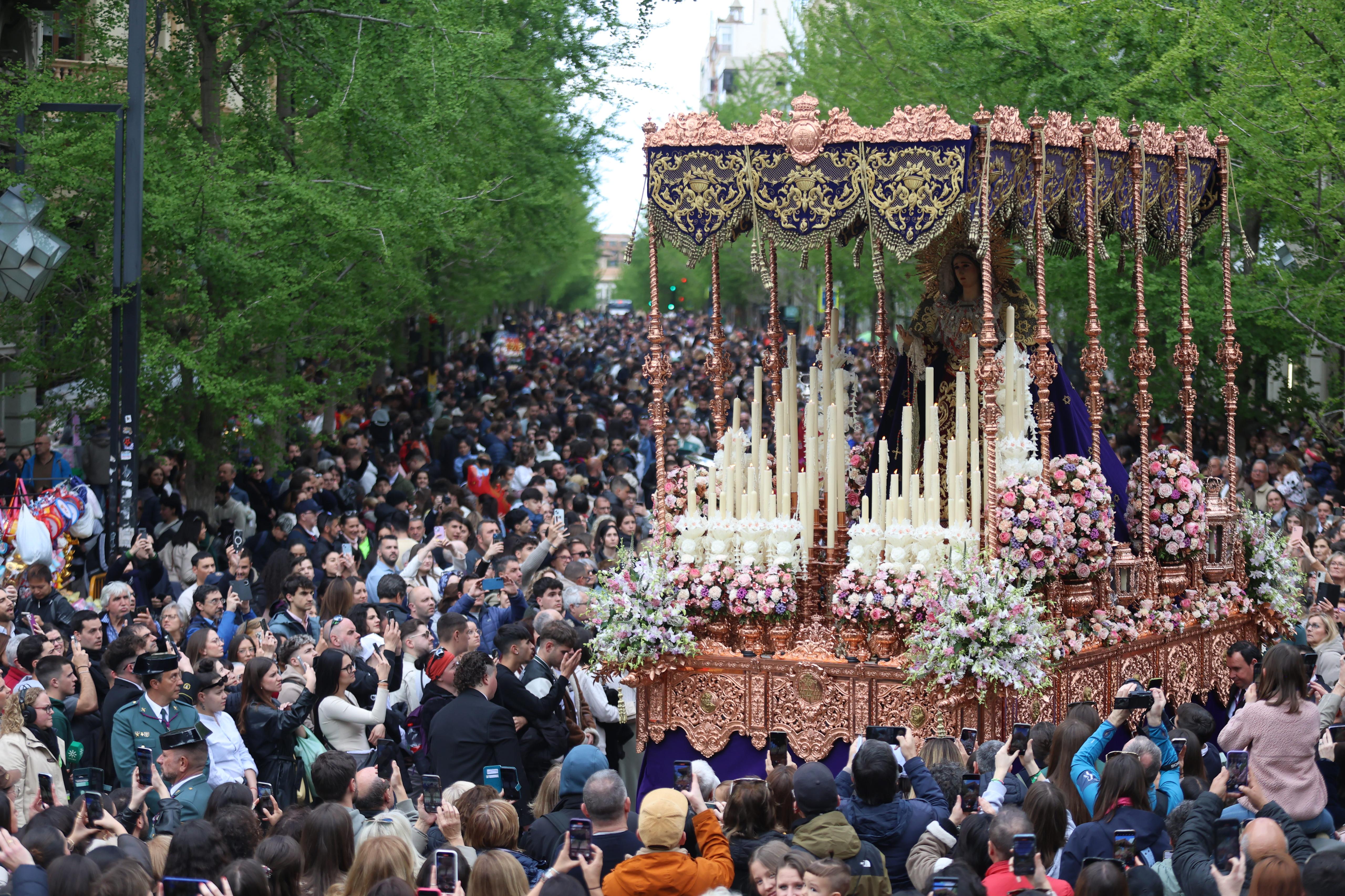 Las imágenes más llamativas y esperadas del Miércoles Santo en Granada