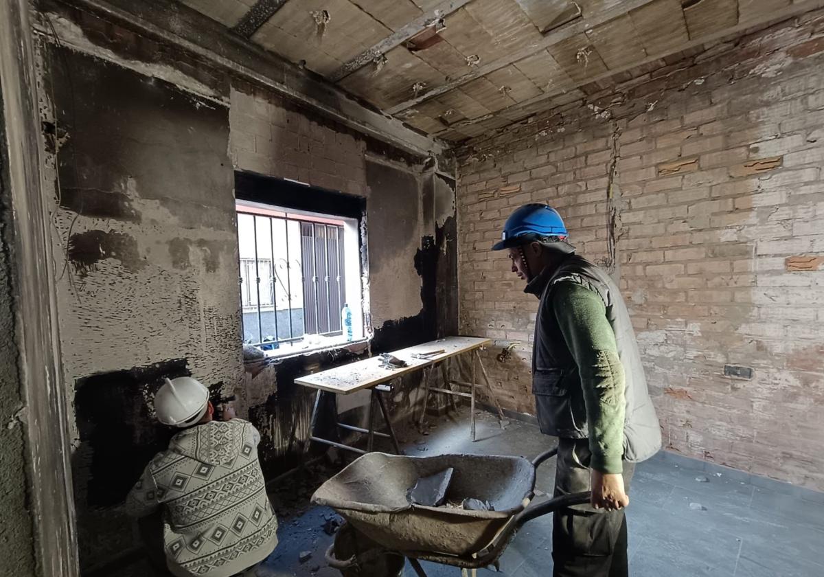 Huétor Tájar arregla la casa incendiada en la que se rescató a una familia por la terraza
