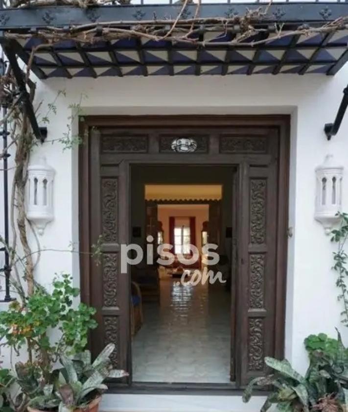 Imagen secundaria 2 - Una de las terrazas, jardín y entrada principal de la vivienda.