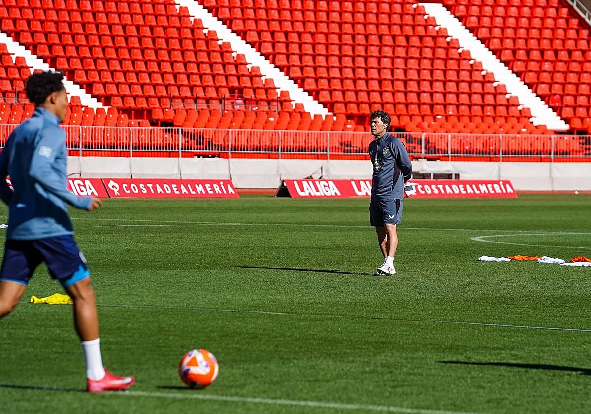 Rubi 'maneja' desde la distancia el trabajo del equipo.