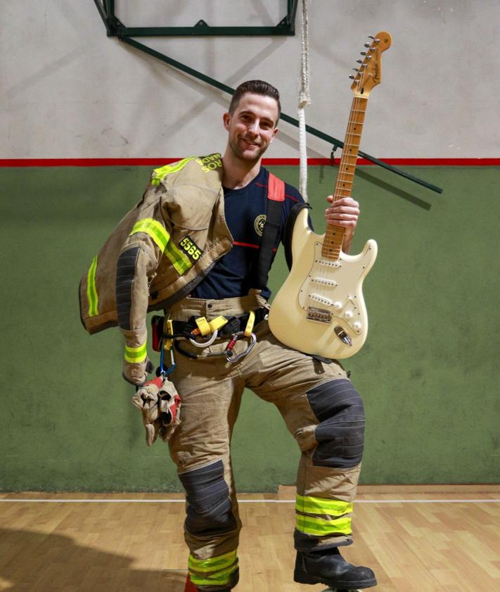 Imagen secundaria 2 - Mateo posa en el Parque Norte de Bomberos con su guitarra.
