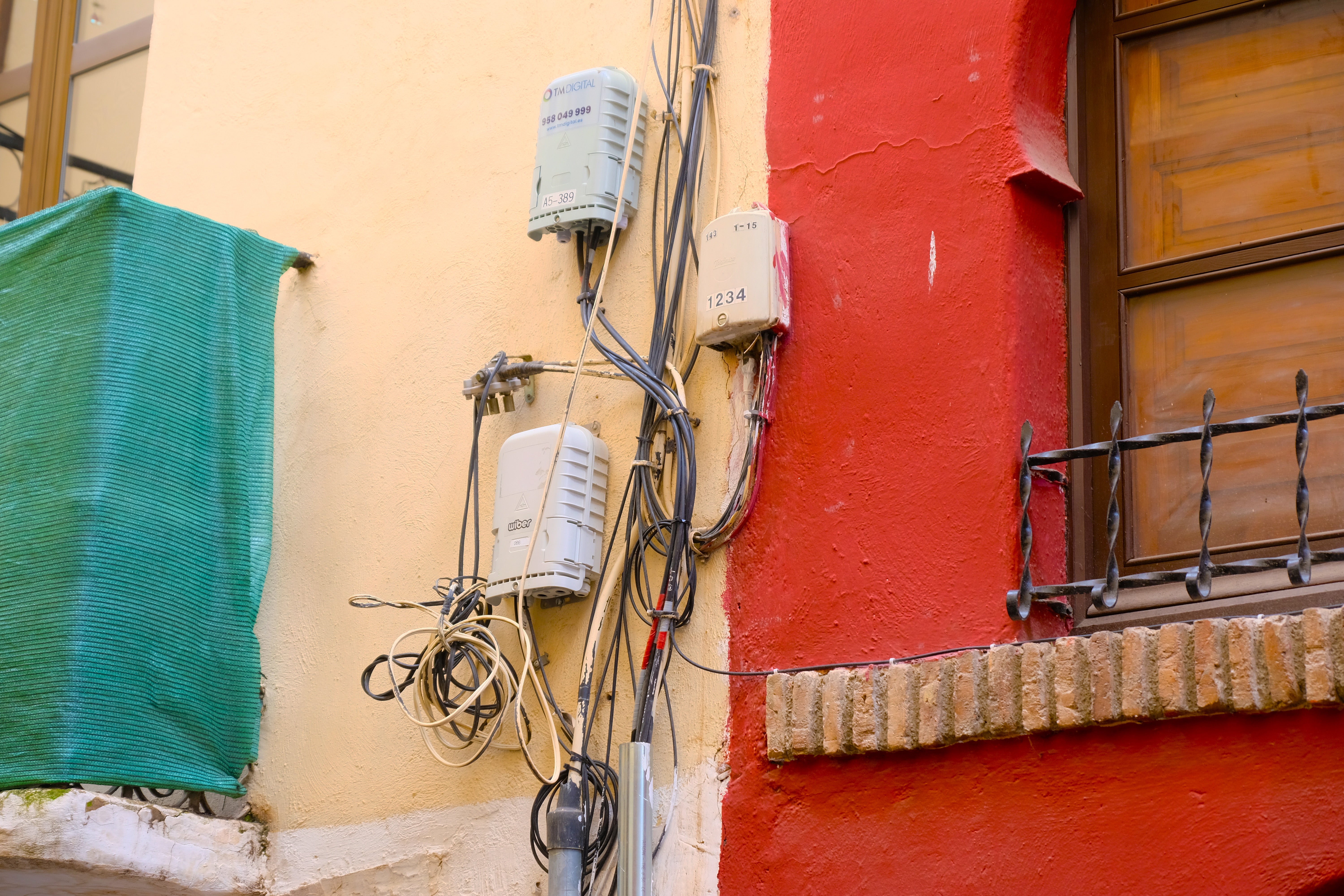 Las imágenes del Albaicín cableado