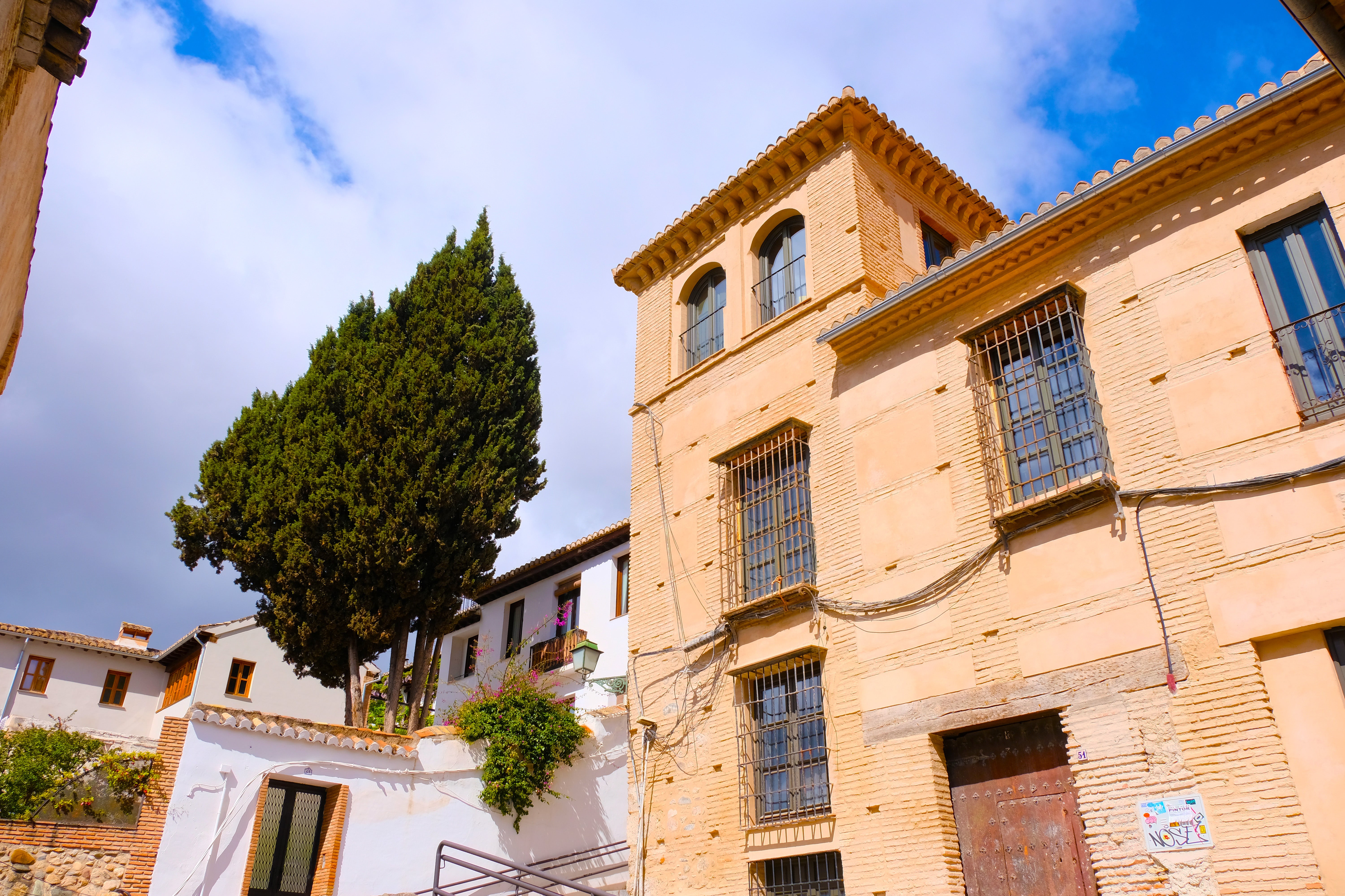 Las imágenes del Albaicín cableado