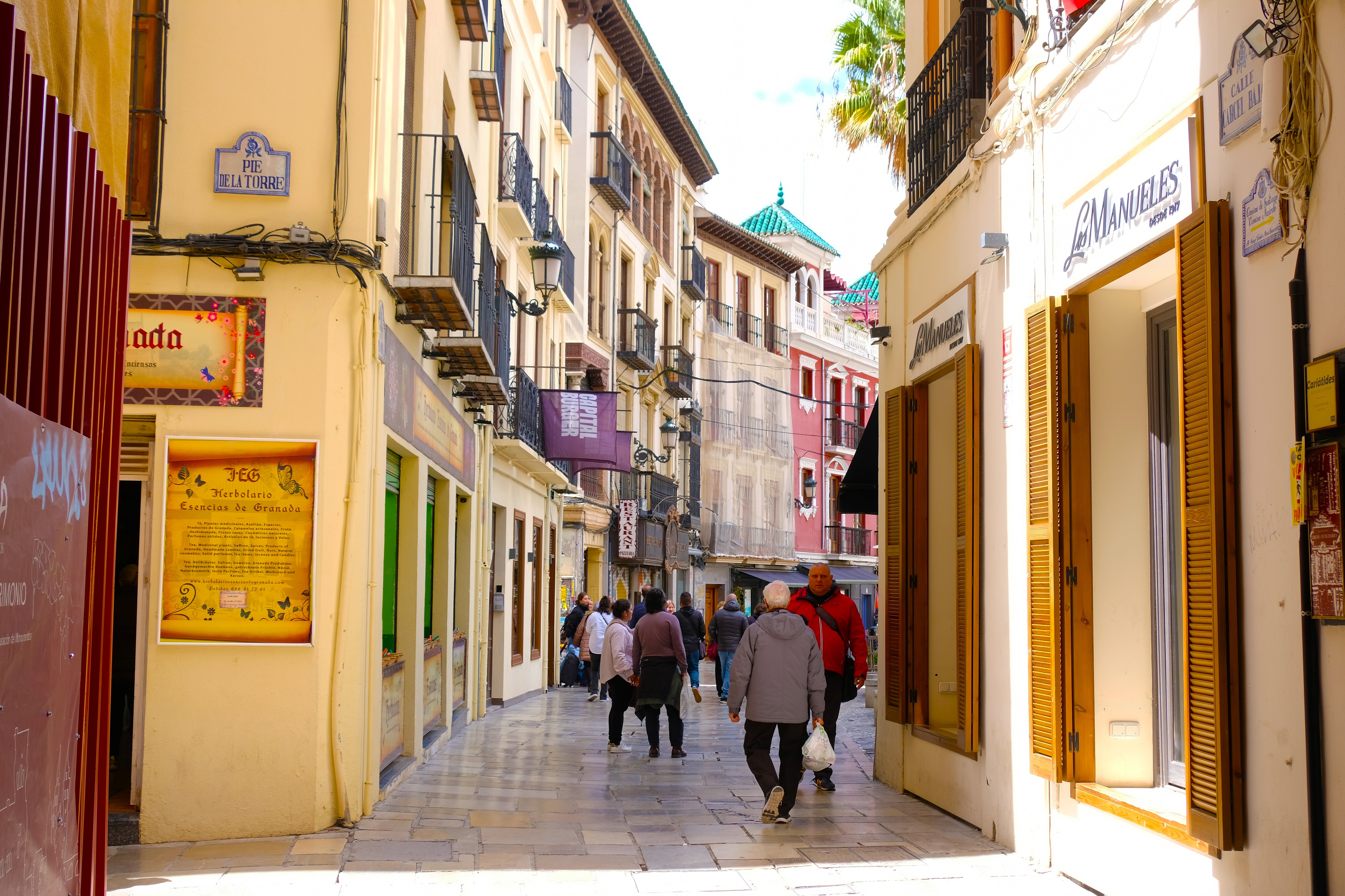Las imágenes del Albaicín cableado
