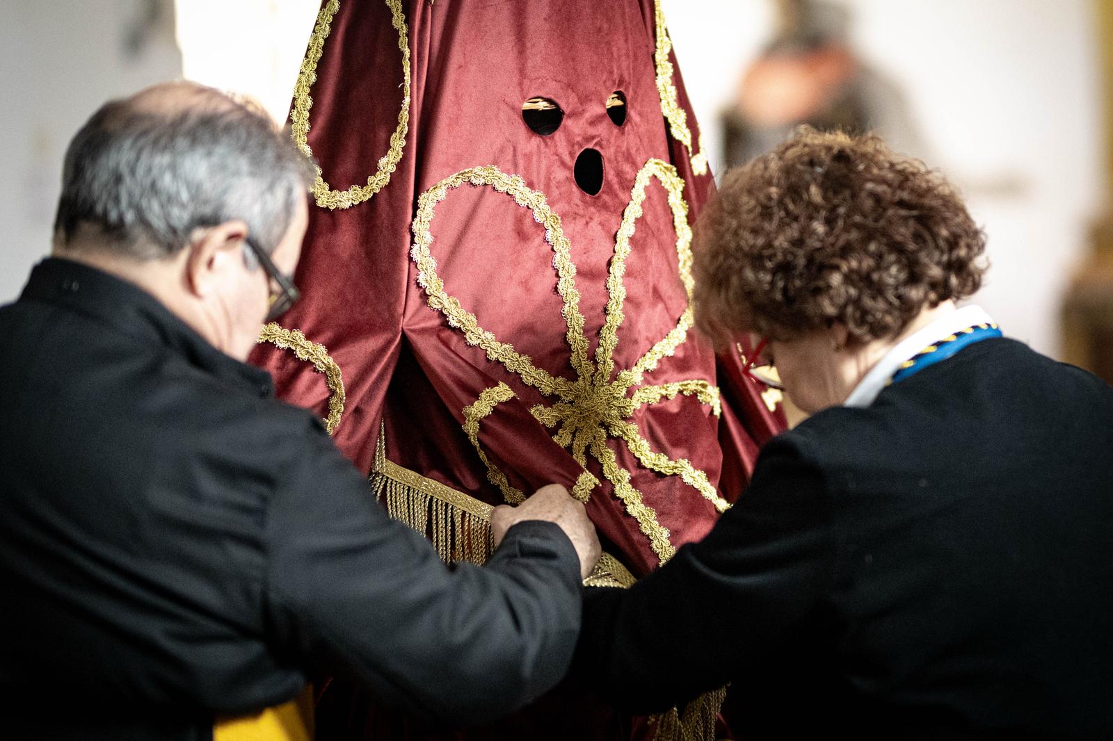 Así se visten las Chías, personajes únicos de la Semana Santa granadina