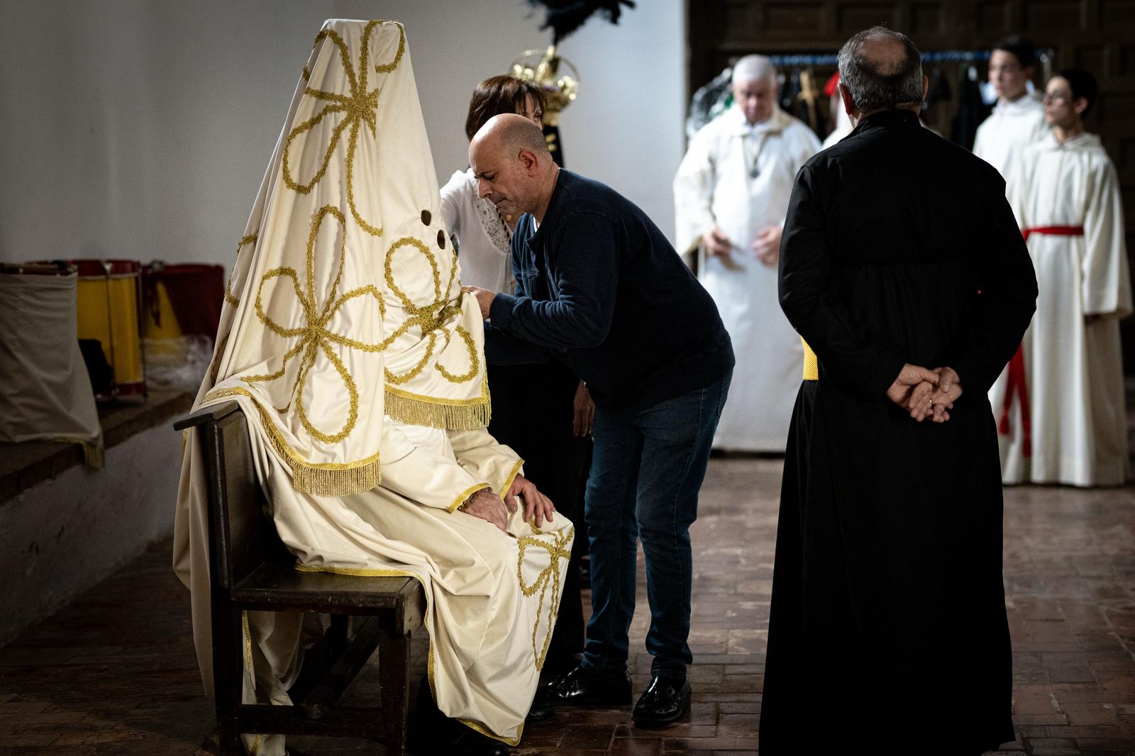Así se visten las Chías, personajes únicos de la Semana Santa granadina