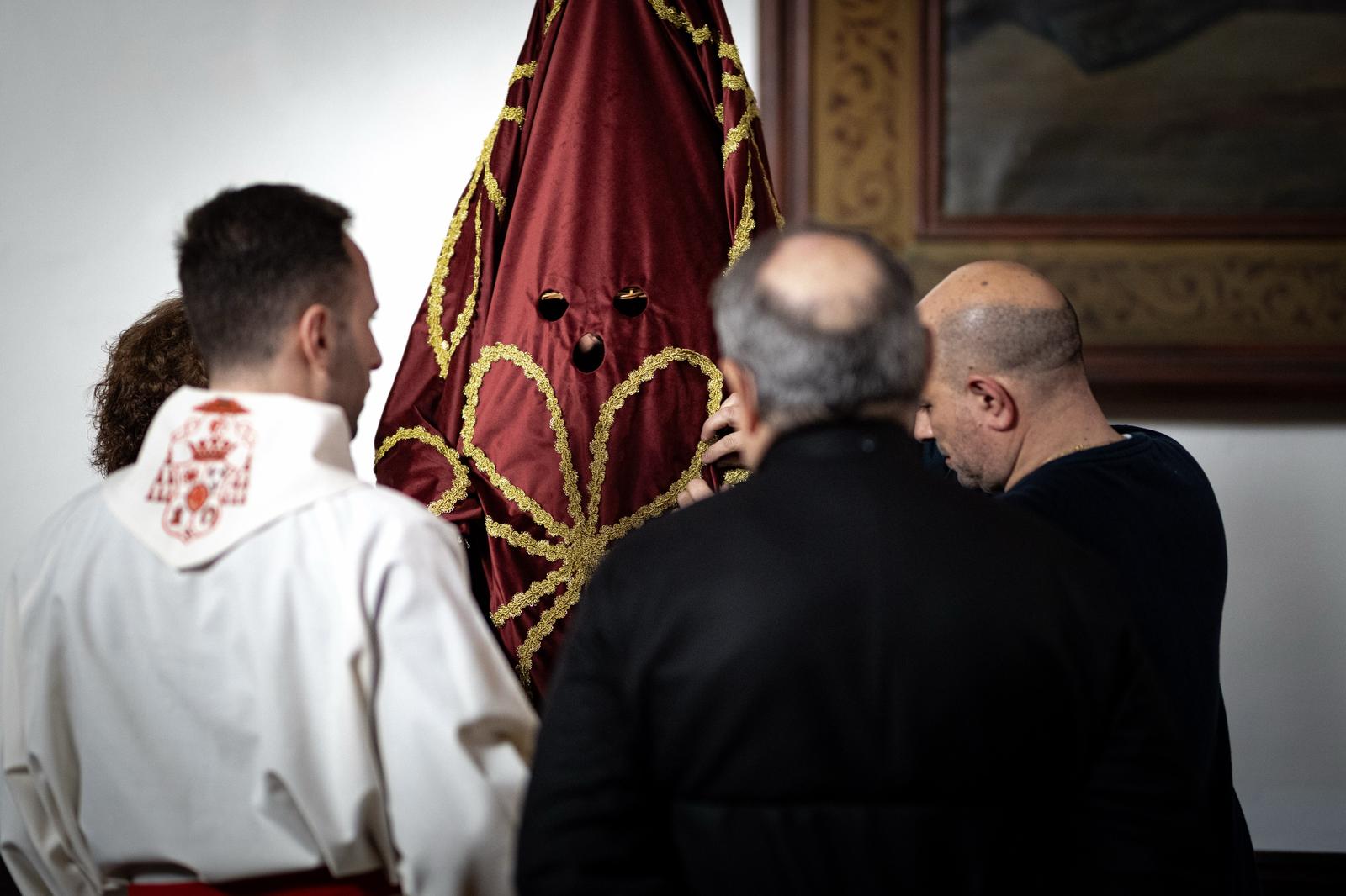 Así se visten las Chías, personajes únicos de la Semana Santa granadina