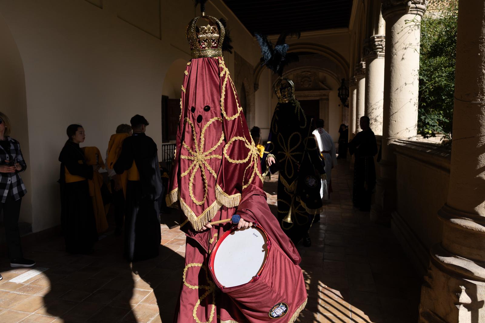 Así se visten las Chías, personajes únicos de la Semana Santa granadina