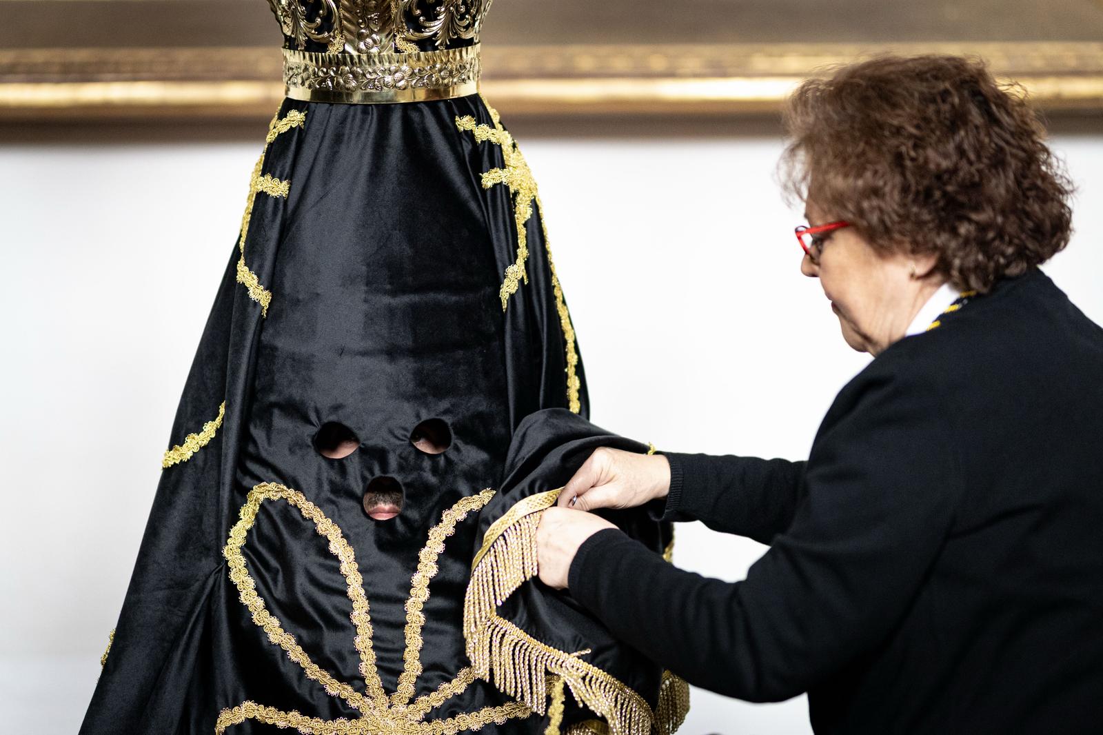 Así se visten las Chías, personajes únicos de la Semana Santa granadina