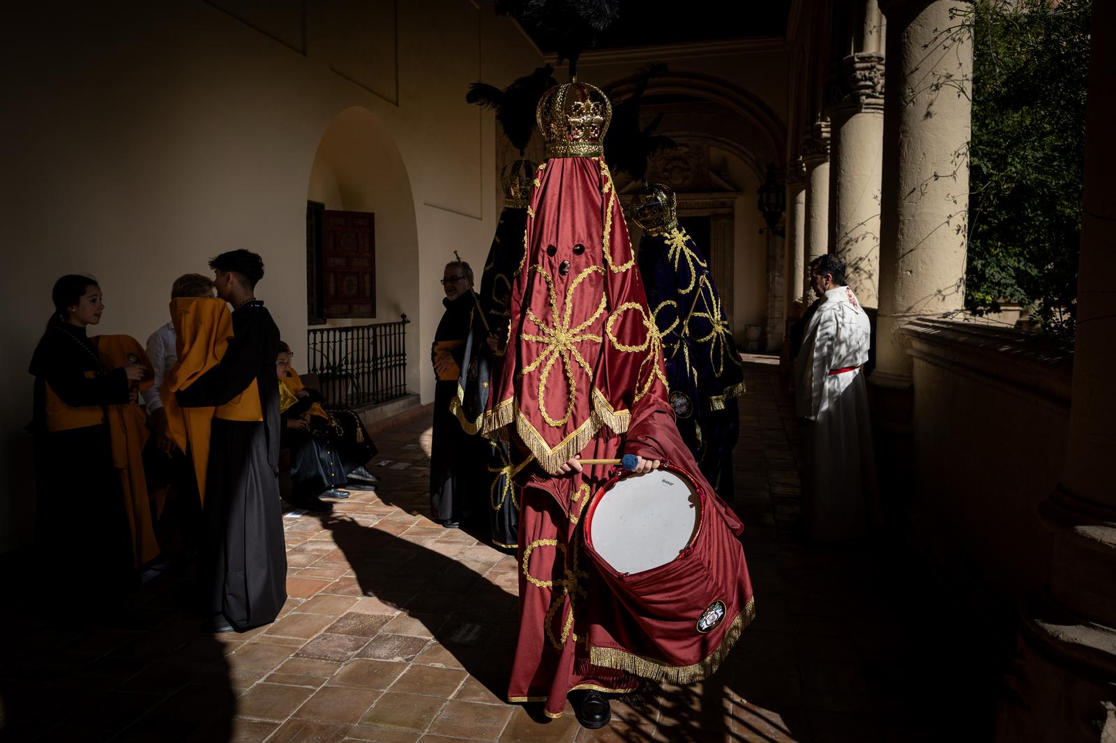Así se visten las Chías, personajes únicos de la Semana Santa granadina