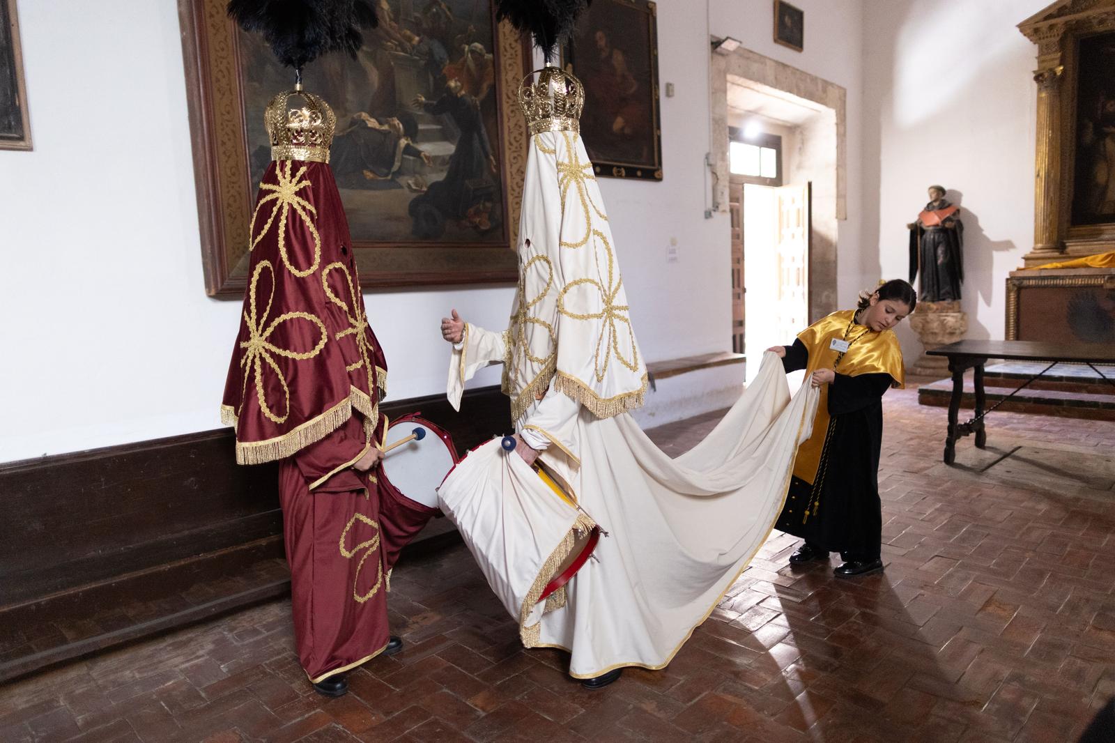 Así se visten las Chías, personajes únicos de la Semana Santa granadina