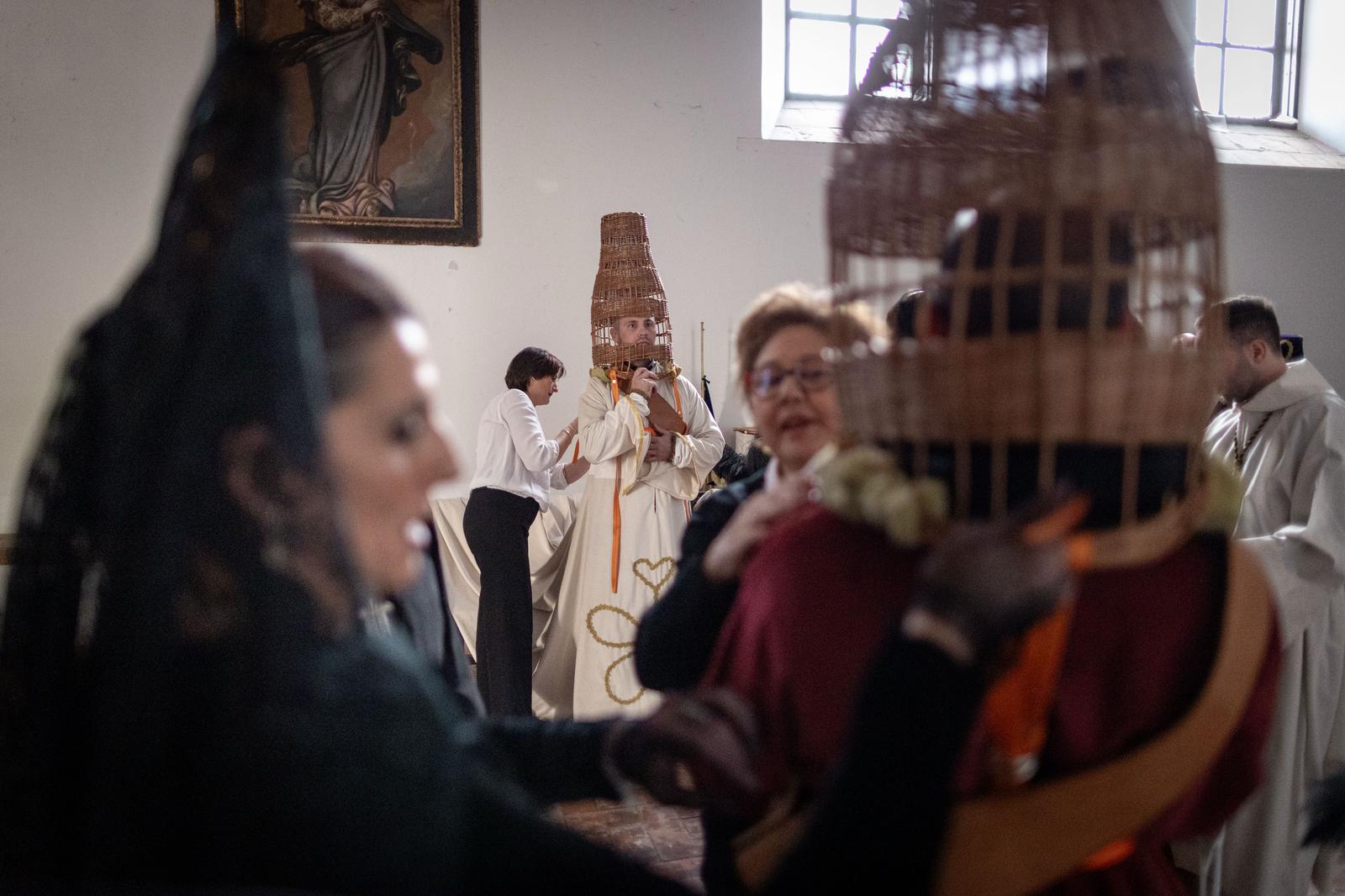 Así se visten las Chías, personajes únicos de la Semana Santa granadina