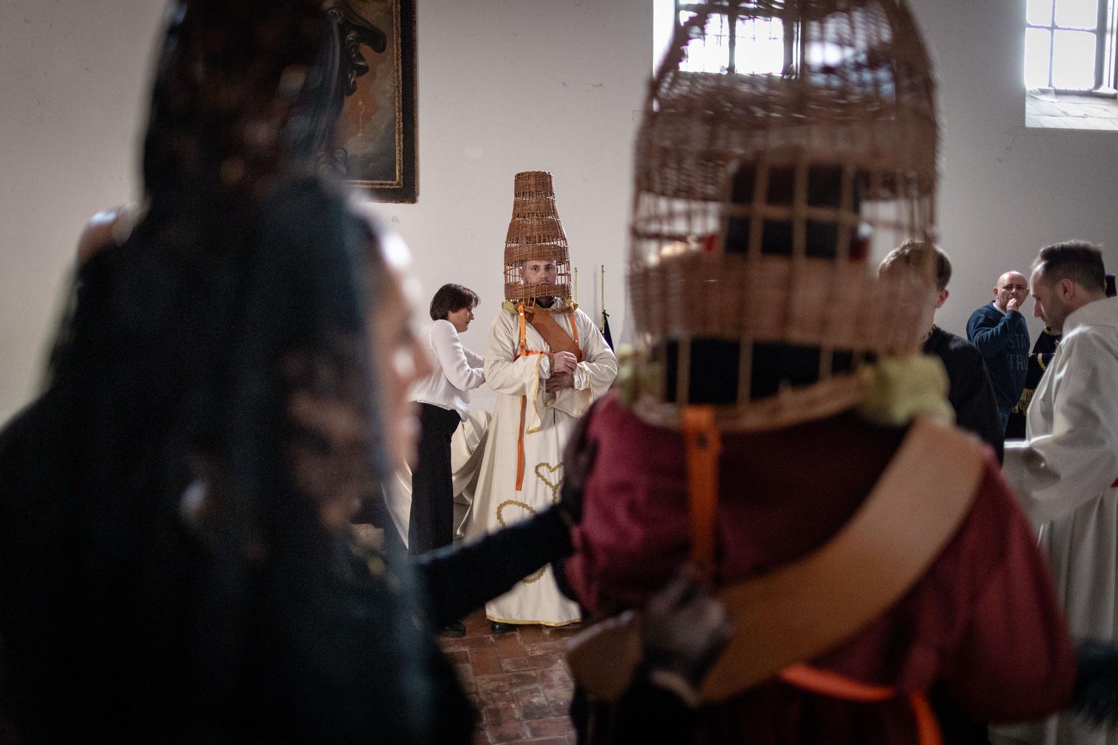 Así se visten las Chías, personajes únicos de la Semana Santa granadina