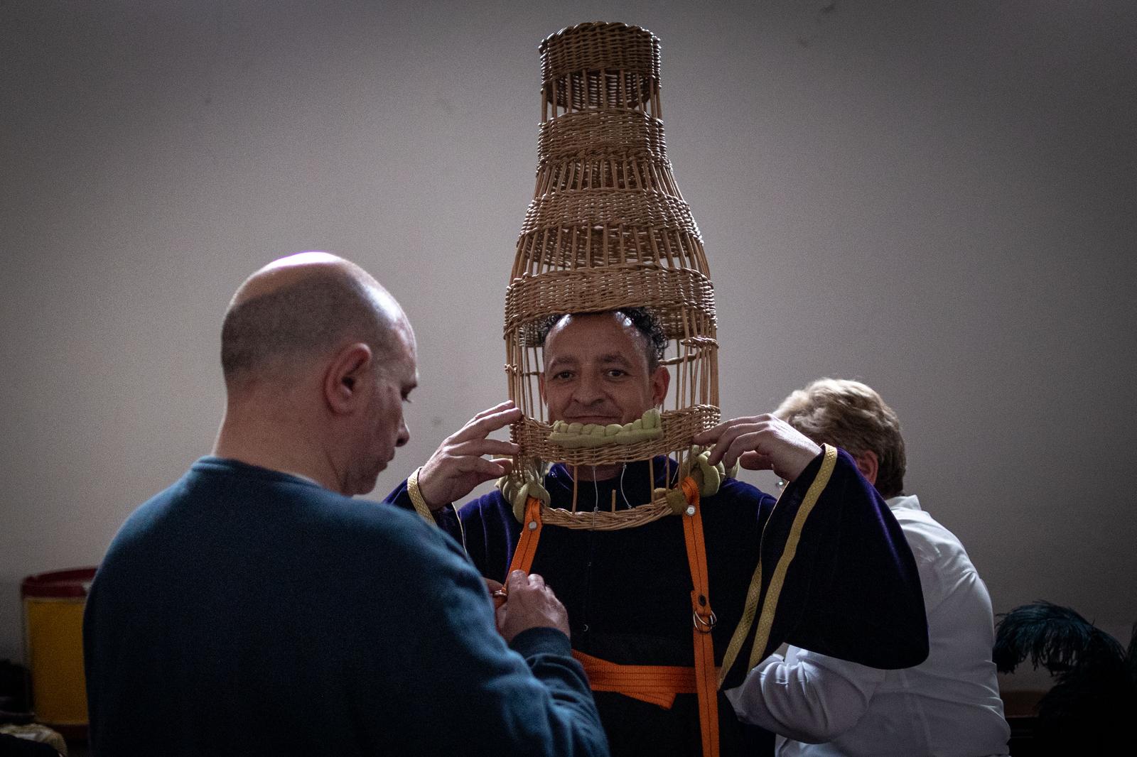 Así se visten las Chías, personajes únicos de la Semana Santa granadina