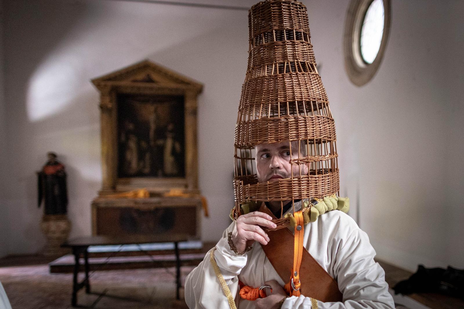 Así se visten las Chías, personajes únicos de la Semana Santa granadina