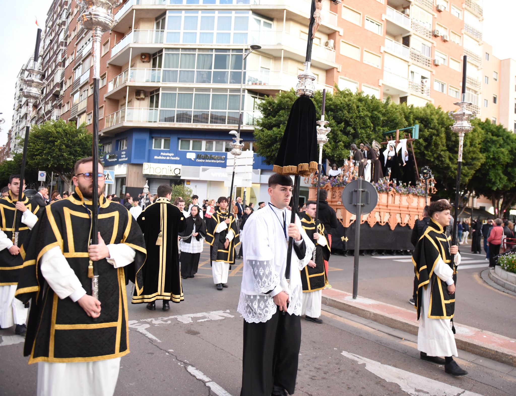 Caridad impone el luto en su barrio de Oliveros