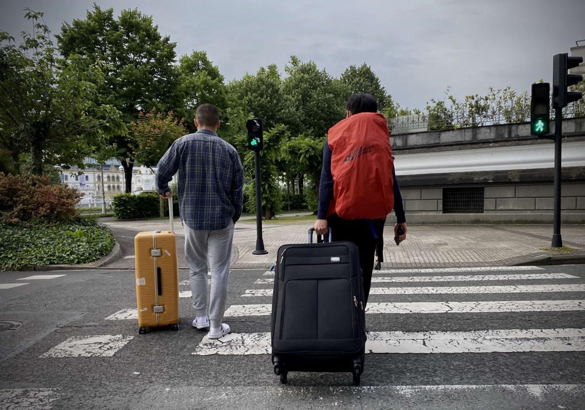 Extranjero, con bajos estudios y menor de 45, los que más salen de Almería por trabajo