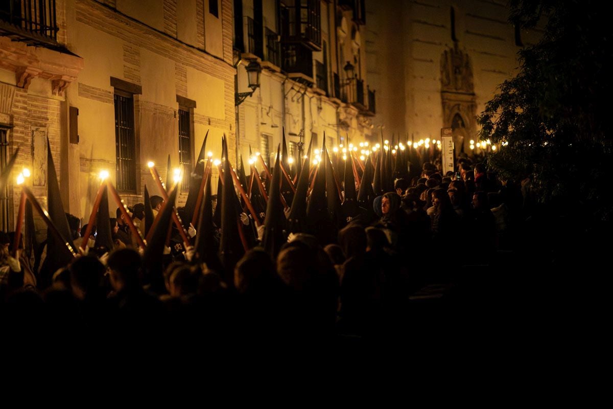 Las imponentes imágenes de la procesión del Silencio en Granada