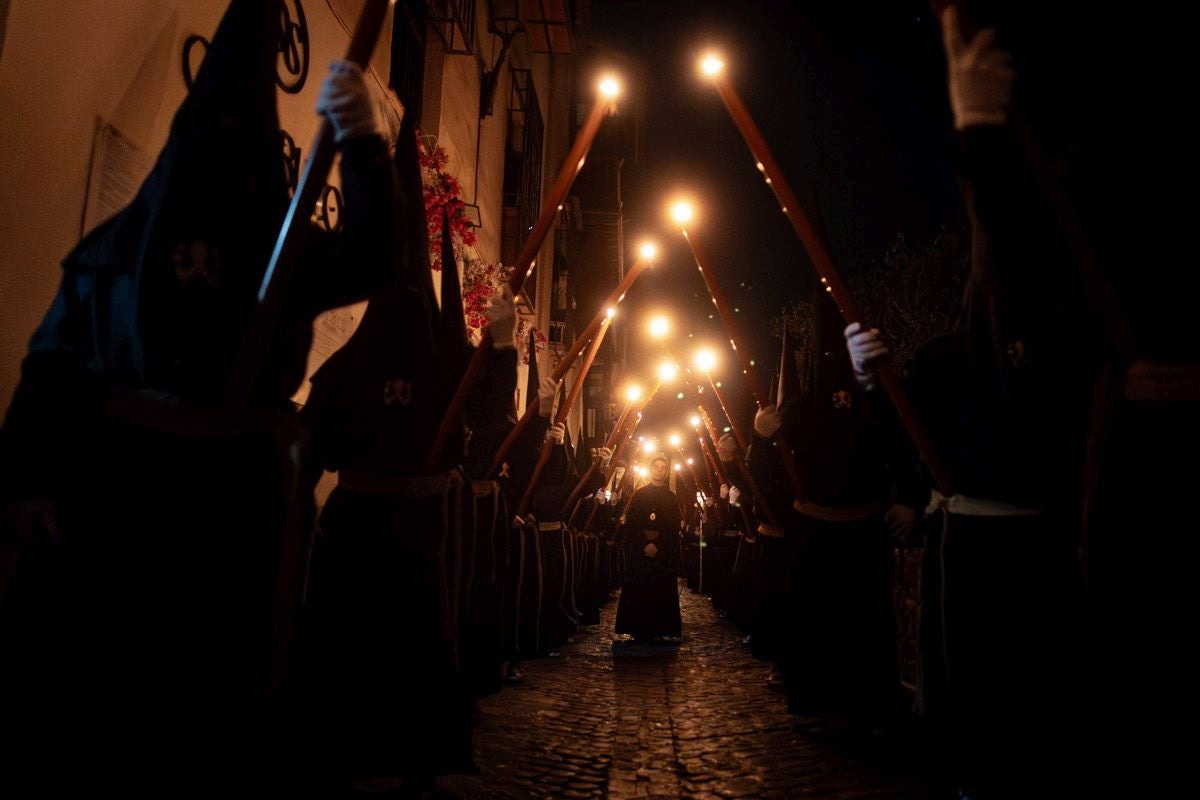 Las imponentes imágenes de la procesión del Silencio en Granada