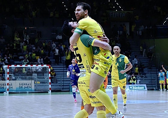 Antoniazzi y Alan Brandi, protagonistas del primer tanto amarillo, se abrazan ante la mirada de Espíndola y Attos y la alegría del Olivo Arena.