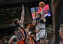 Lance del duelo por abajo de la Liga Endesa disputado este sábado en el Coliseum, aquí Gio intenta el enceste.