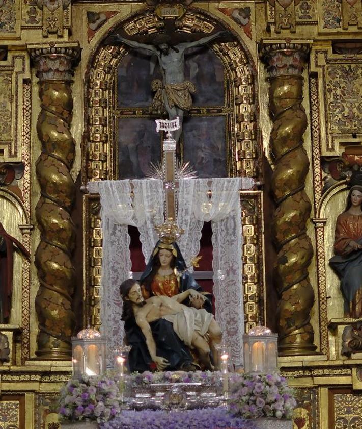 Imagen secundaria 2 - Los costaleros de Santa María de la Alhambra y su capataz momentos antes de salir en procesión.