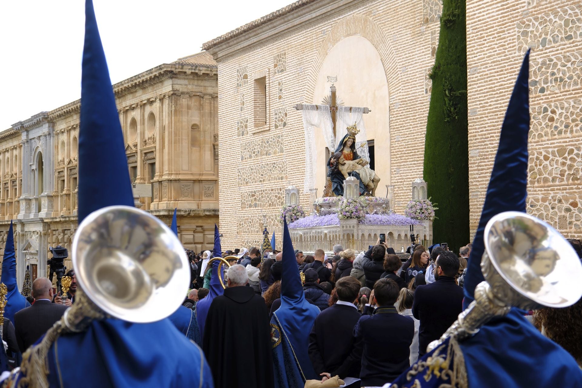 Las mejores imágenes de Santa María de la Alhambra en el Sábado Santo