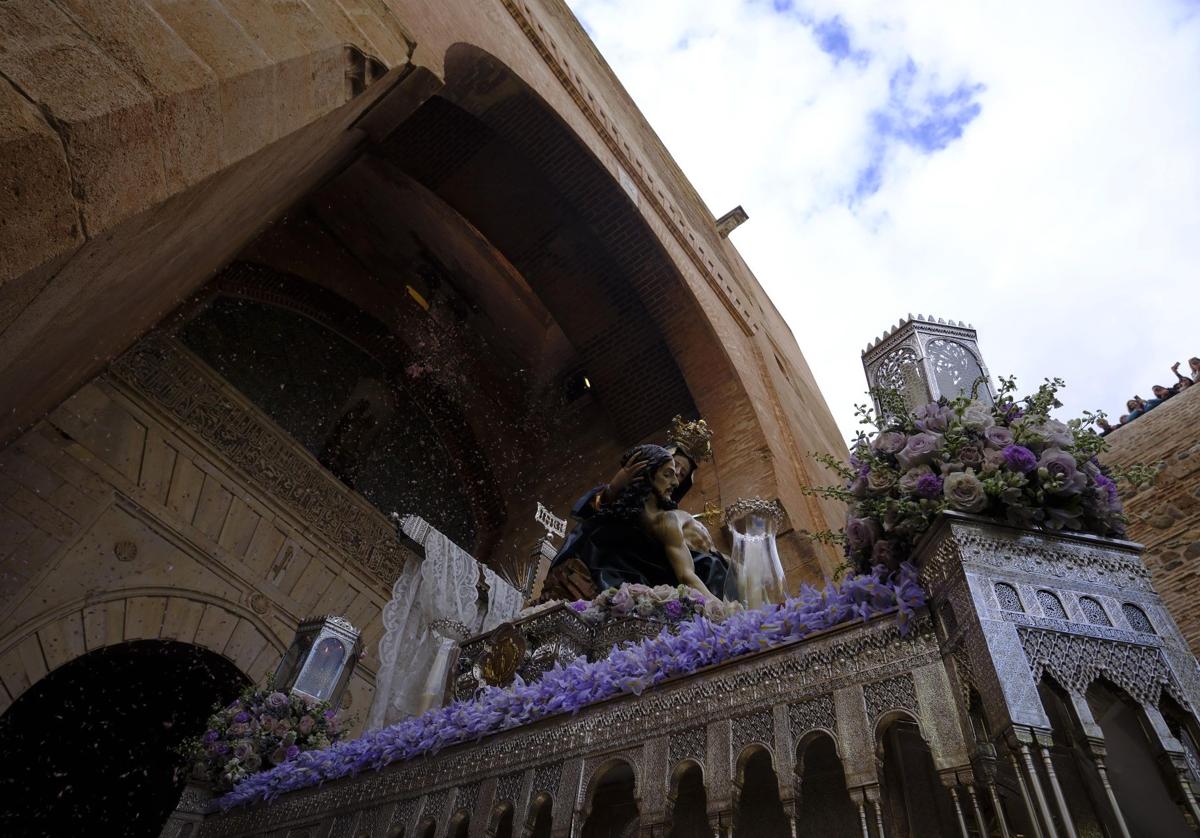 El paso más complicado de la Virgen de la Alhambra por la emblemática Puerta de la Justicia | Ideal