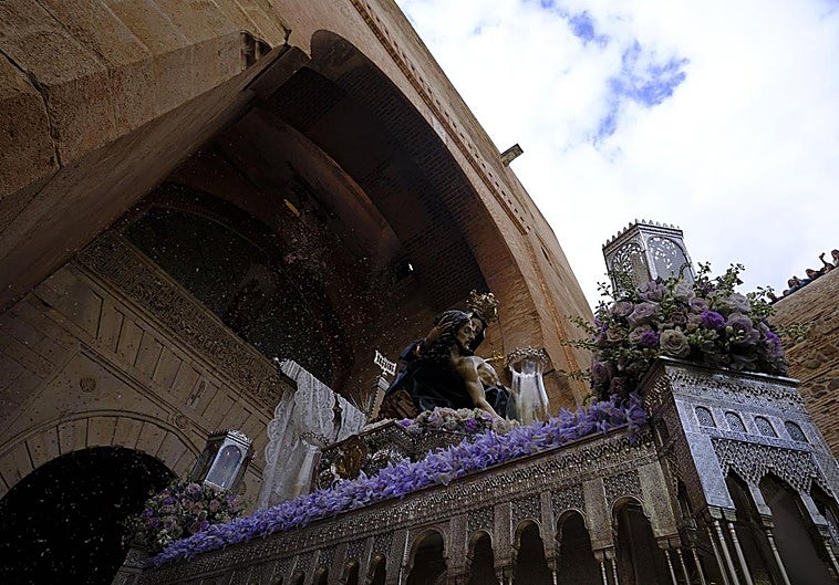 La Virgen de la Alhambra pasa por la emblemática Puerta de la Justicia.
