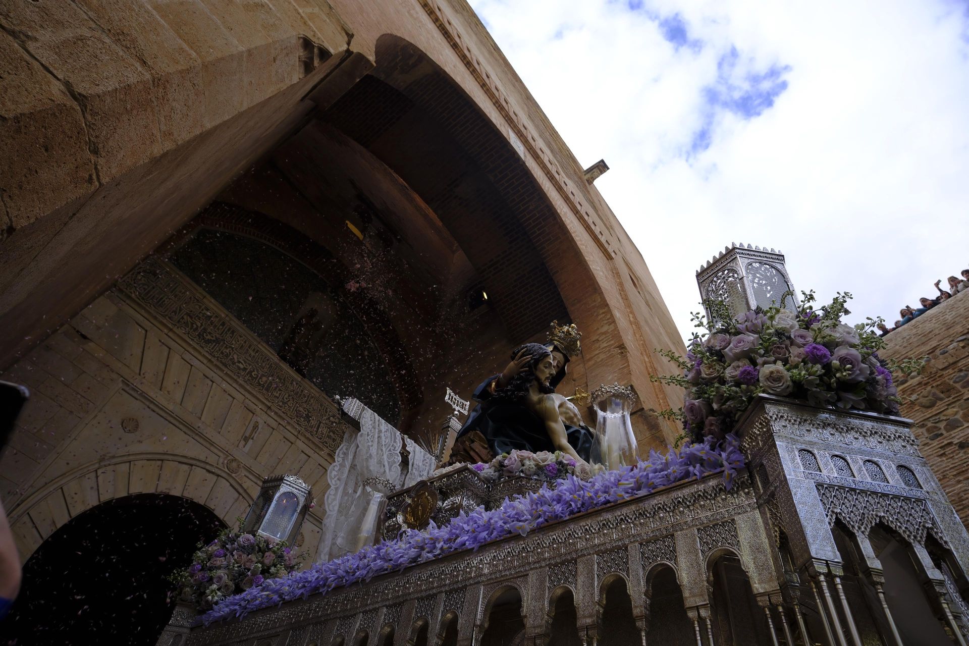 Las mejores imágenes de Santa María de la Alhambra en el Sábado Santo