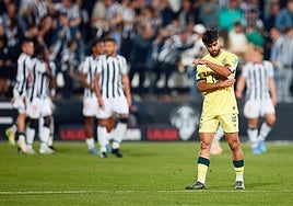 Arnau Puigmal se 'asegura' el brazalete de capitán.