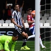 Boyé mira cómo entra el balón en la red.