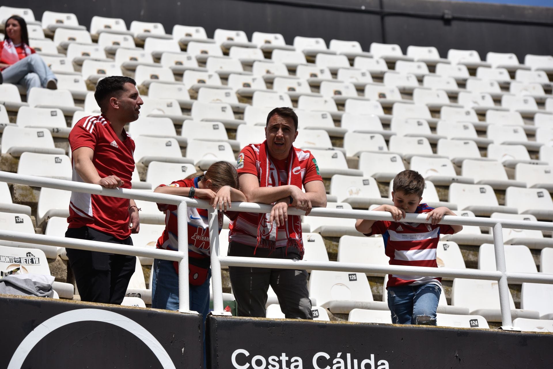 Encuéntrate en la grada del Cartagonova en el Cartagena - Granada CF