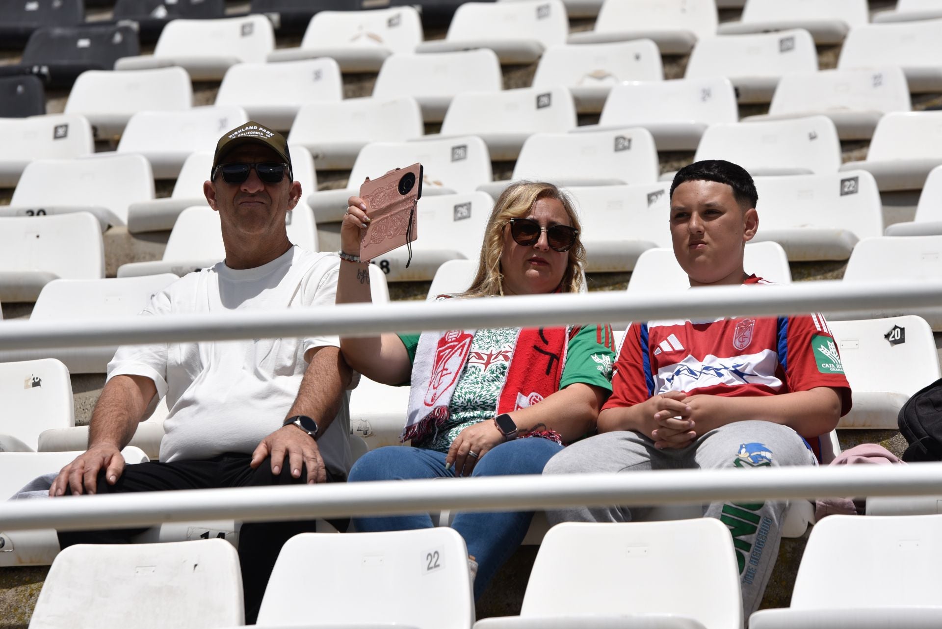 Encuéntrate en la grada del Cartagonova en el Cartagena - Granada CF